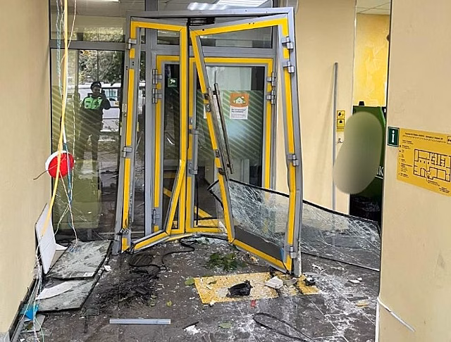 Lada протаранила отделение банка в центре Краснодара: кадры с места ДТП