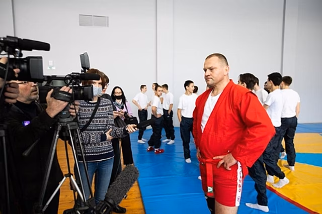 Сергей Черный предложил Сергею Салмину выяснять отношение с оппонентами на ковре