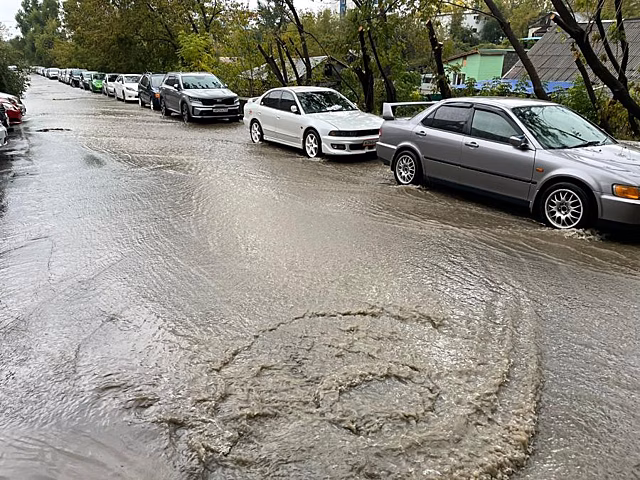 Владивосток уходит под воду: в соцсетях появились фото последствий разгула стихии