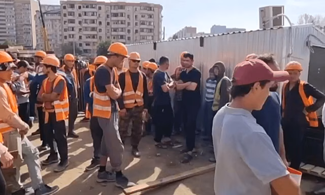 На стройках в Краснодаре продолжают пачками паковать нелегалов