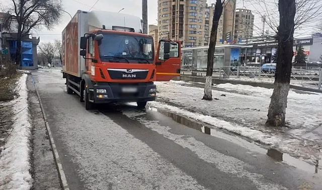 В центре Волгограда грузовик насмерть сбил пешехода на тротуаре