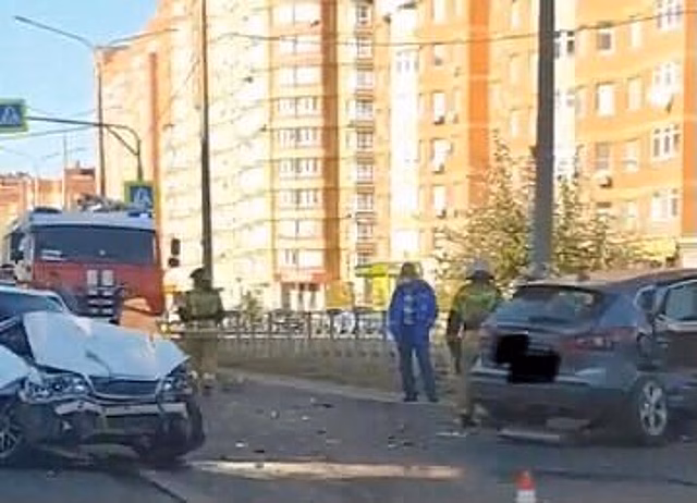 В Оренбурге на улице Салмышской столкнулись два автомобиля