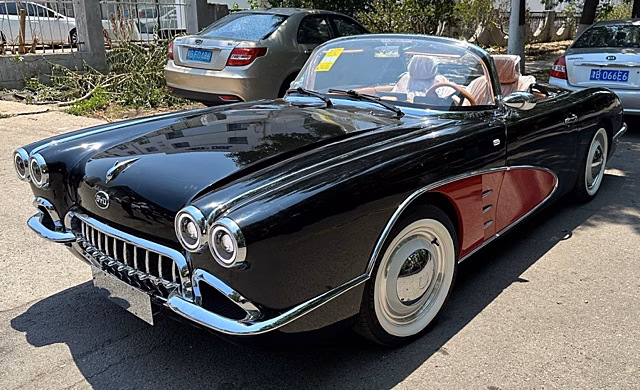 На улицах заметили Songsang SS Dolphin — китайскую реплику Chevrolet Corvette C1