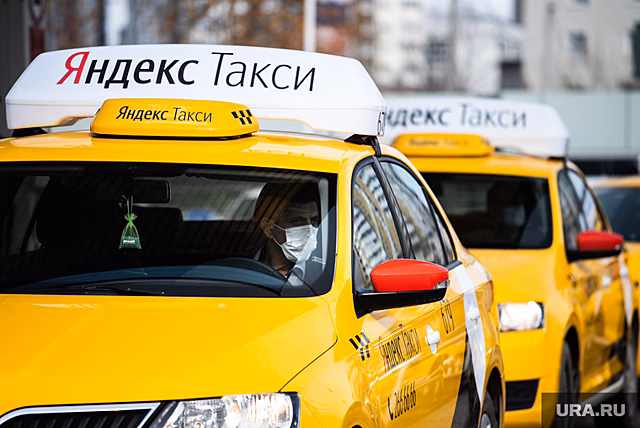 Таксист в Тюмени обматерил пассажирку и удерживал ее в салоне. «Пришлось выпрыгивать на ходу»