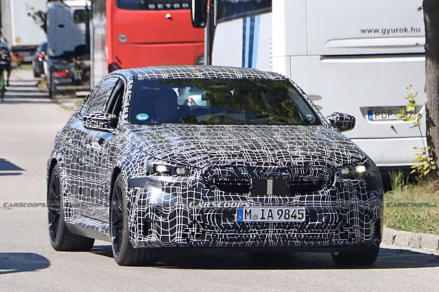 За прототипом BMW M5 2024 года шпионили с серийными фарами и более тонким камуфляжем
