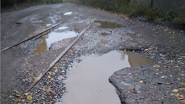«Тротуаров вдоль дороги нет. У забора ходить страшно». В Лянгасово на пешеходов может упасть бетонный забор