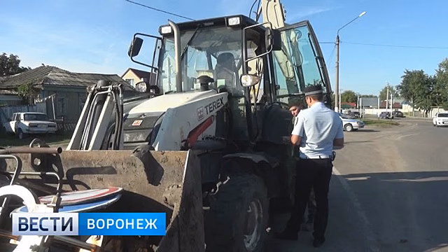 Ради безопасности сотрудники ГИБДД проверяют трактора на воронежских дорогах