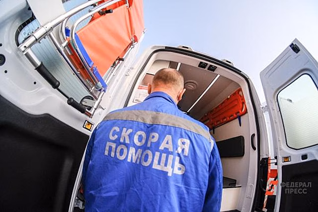 В Екатеринбурге автоледи насмерть сбила самокатчика: он ехал по «зебре», но на красный свет