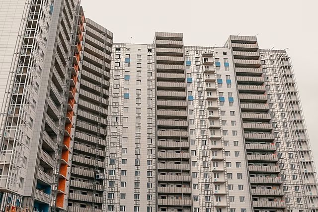 Новый дом по нацпроекту достроят на Глухарской улице к концу года