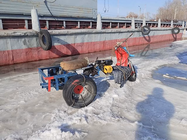 Спасатели из Хабаровска вернули пенсионеру затонувший мотоцикл