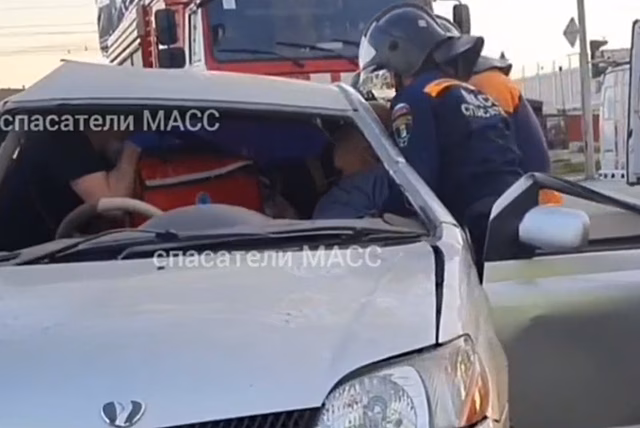 Новосибирским спасателям пришлось доставать мужчину из покореженной машины после ДТП