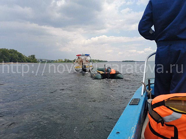 Под Саратовом ищут пропавшего из перевернувшейся лодки рыбака