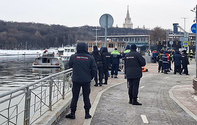 В Москве мужчина погиб после падения автомобиля в реку