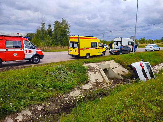 В Самарской области 16 августа два человека перевернулись в машине на трассе