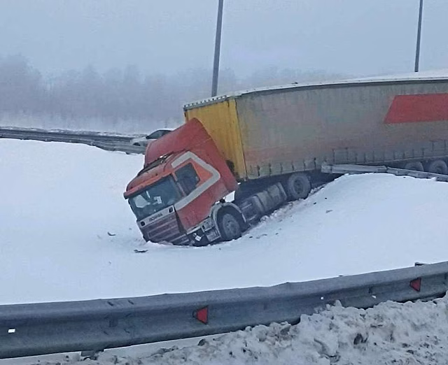 Движение затруднено на борской развязке из-за вылетевшей в кювет фуры