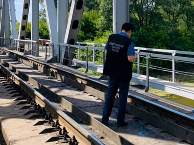Под Самарой после наезда электрички один железнодорожник погиб, другой попал в больницу