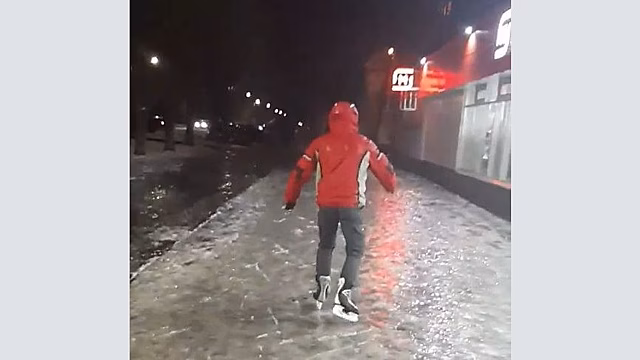 Кировчане катаются на коньках по городским тротуарам