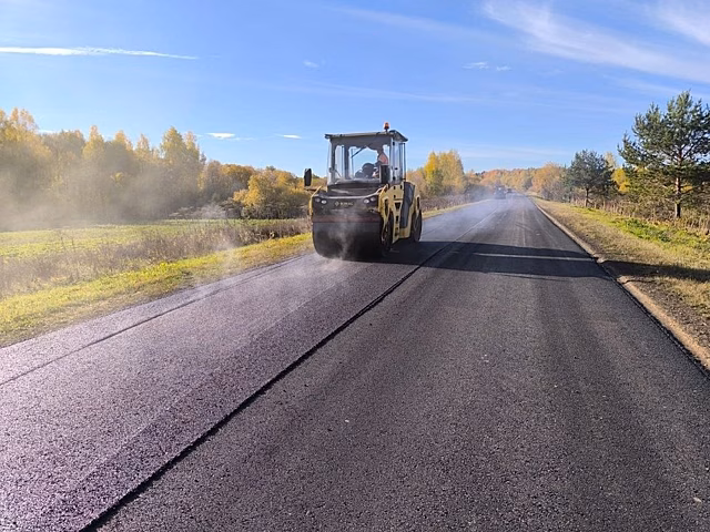 На дороге Слободской – Нагорск укладывают новый асфальт