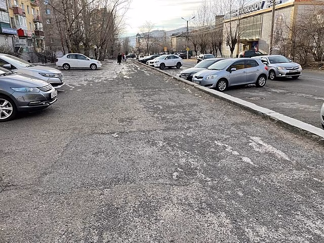 «Парковка вместо тротуара», - читинцы жалуются на отсутствие тротуара в центре города