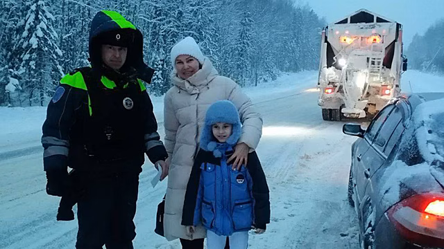 В Костромской области полицейские оказали помощь автоледи с ребёнком, оказавшимся в снежном плену