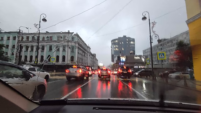 Мера вынужденная: автолюбителей Владивостока предупредили об опасностях на дорогах города