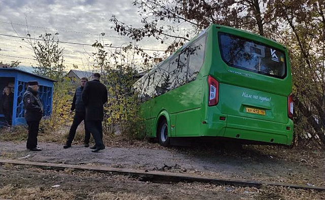 В Курске столкнулись два легковых автомобиля и автобус