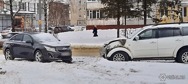 Очевидцы сообщили о жестком ДТП на проспекте в Кемерове