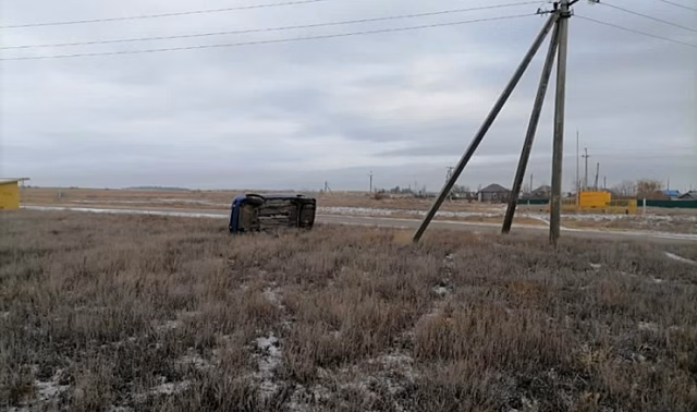 Трое пассажиров и водитель опрокинувшегося ВАЗа пострадали под Волгоградом
