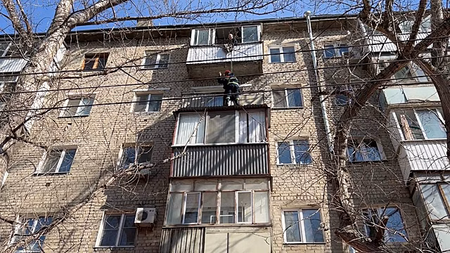 В Саратове спасатели помогли мужчине, который повис на балконе между этажами