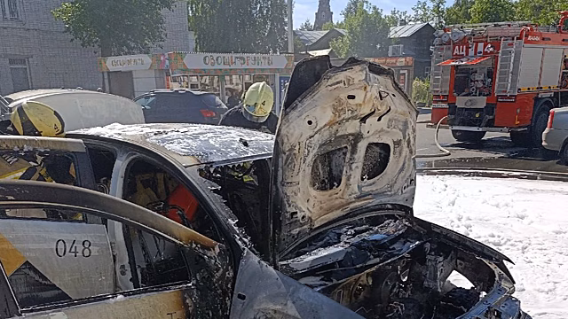 Разгерметизация топливной системы привела к возгоранию авто на ул. Воровского в Вологде