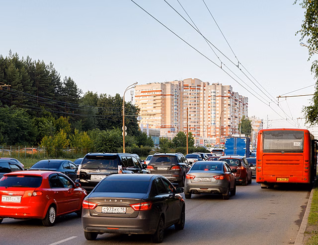 Фотофакт: автомобилисты Ижевска встали в пробке из-за перекрытия Славянского шоссе