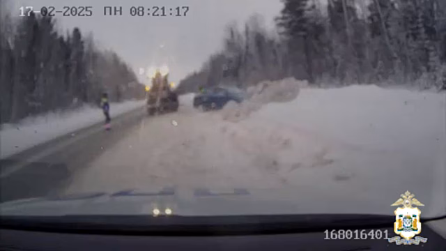 В Югре экипаж ДПС за одно дежурство помог выбраться из кювета двум водителям увязнувших в снегу иномарок