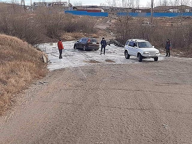 Движение на переправе по ул.Каларской закрыли из-за выхода ручья