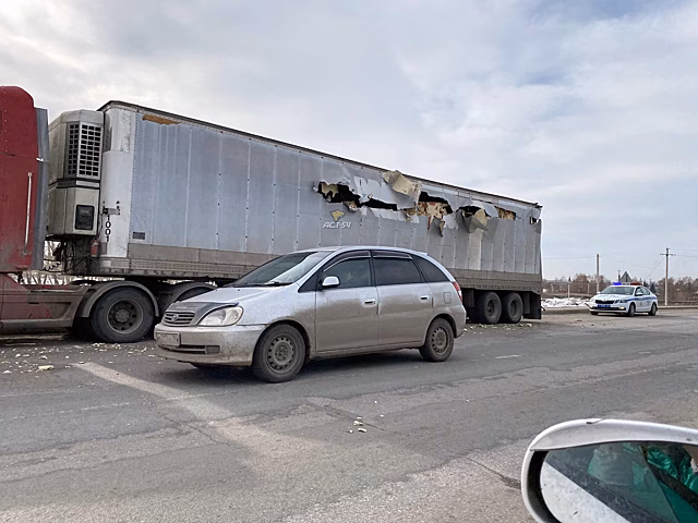 Ствол танка проткнул фуру на Ордынском шоссе