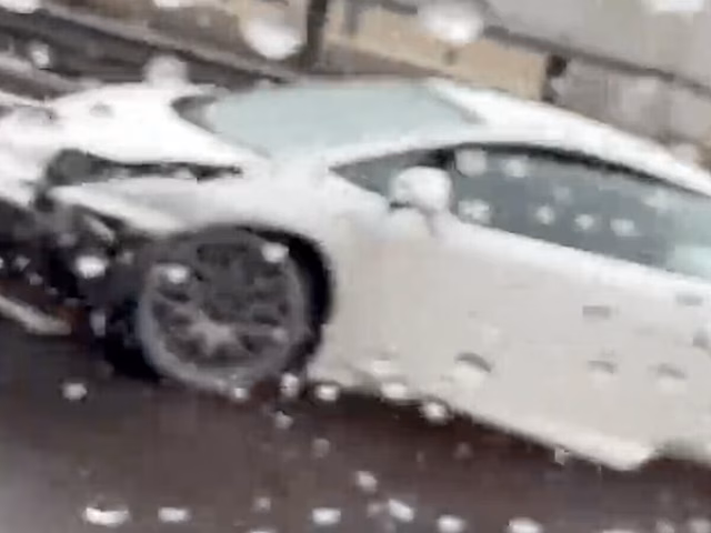 В Петербурге Lamborghini потерял управление и разбился на съезде