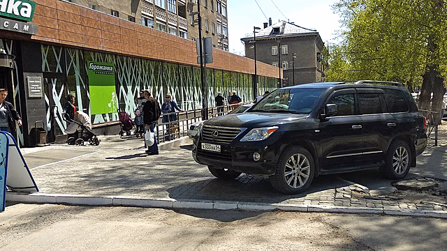 «Я паркуюсь как чудак»: Lexus 333 — заеду-ка прям в сам супермаркет