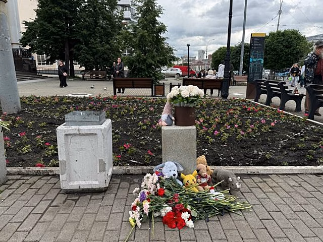 «Ничто не предвещало возможную беду». В храме в Екатеринбурге прошла панихида по погибшим в ДТП с автобусом