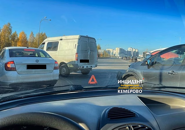 Иномарки столкнулись у ЛДК в Кемерове