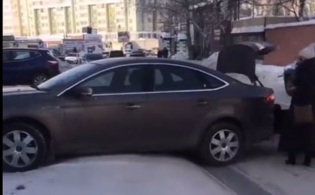 Автомобиль жительницы Новосибирска повис на ледяном сугробе