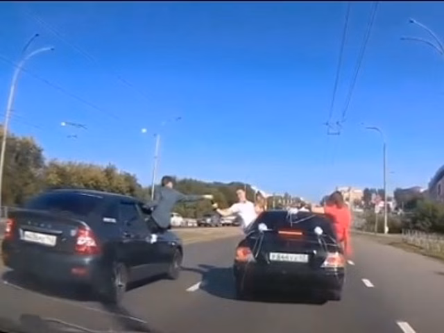 Перекрывшие центр Кемерова свадебные лихачи получили штрафы