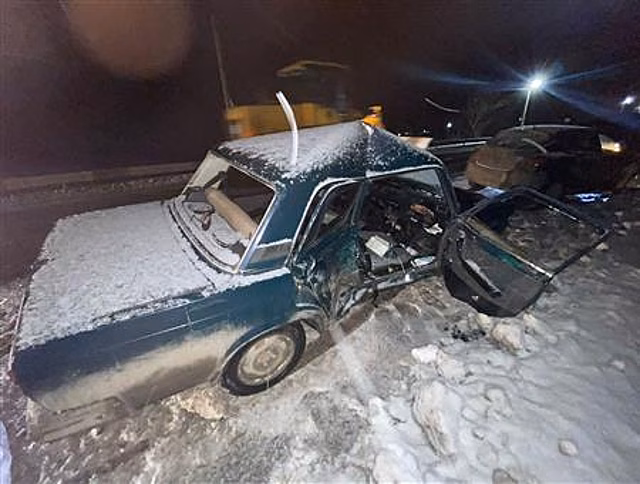 Водителя и пассажирку "Жигулей" госпитализировали после столкновения с Opel в Самарской области