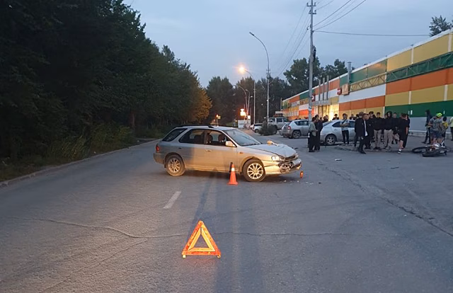 В Новосибирске Subaru Impreza сбила 16-летнего мотоциклиста