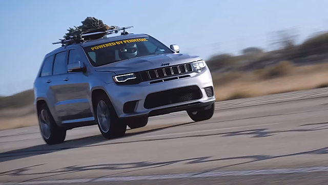 Посмотрите, как Рождественскую елку везут на крыше Jeep со скоростью 291 км/ч