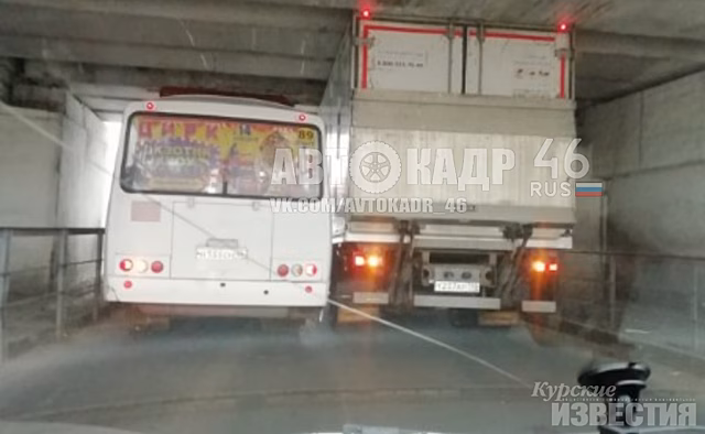 Курск. Очередной большегруз застрял под мостом на Станционной