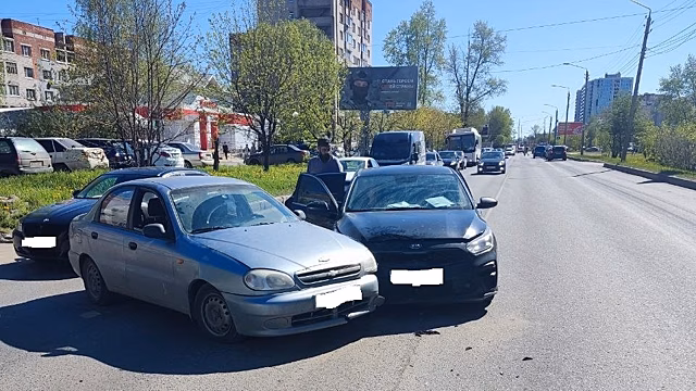 Две иномарки столкнулись на ул. Конева в Вологде