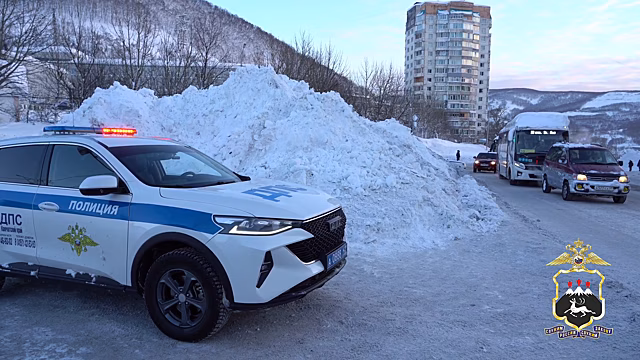 Полицейские Камчатского края принимают участие в ликвидации последствий мощного снежного циклона
