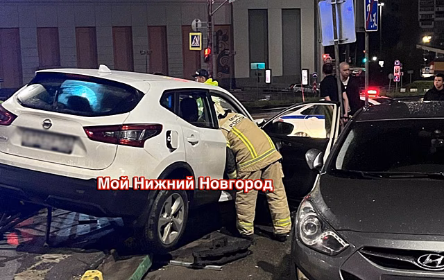 Иномарка попала в ДТП, уходя от погони в Нижнем Новгороде