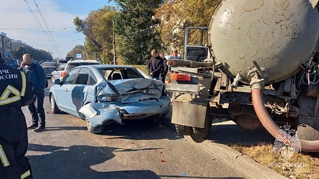 Ассенизатор протаранил несколько припаркованных авто в Нижнем Новгороде