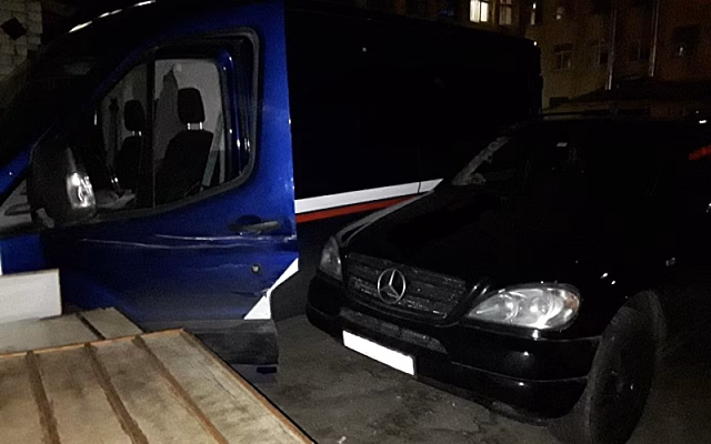 В центре Рязани микроавтобус врезался в припаркованный Mercedes