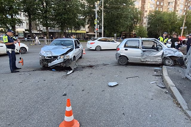 Начинающий водитель устроил ДТП с двумя пострадавшими в Екатеринбурге
